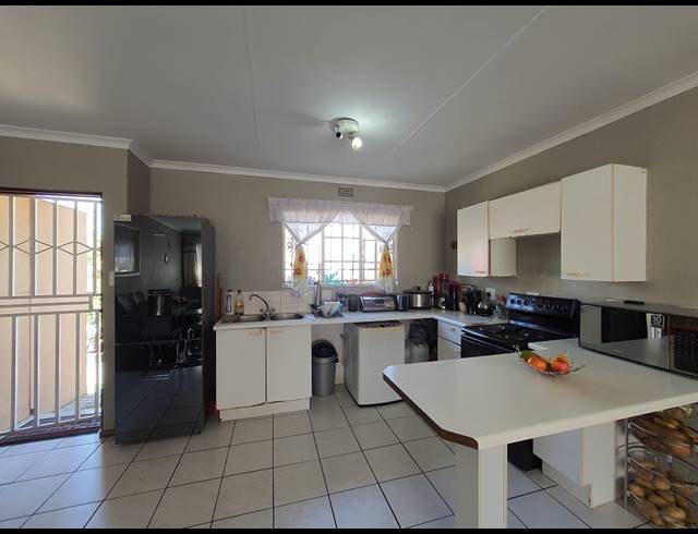 3 BEDROOM SIMPLEX FOR SALE IN COUNTRY VIEW